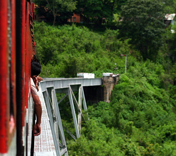 Train negotiating Gokteik viaduct