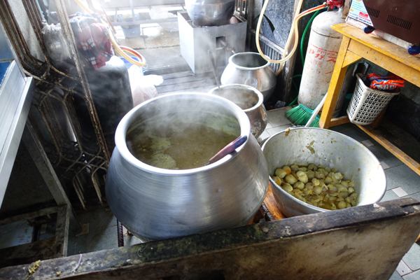 Mohinga stall in Yangon, Myanmar. Image courtesy of Mike Aquino, used with permission.