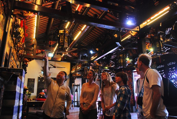 Tour guide at Cheng Hoon Teng Temple in Melaka, Malaysia